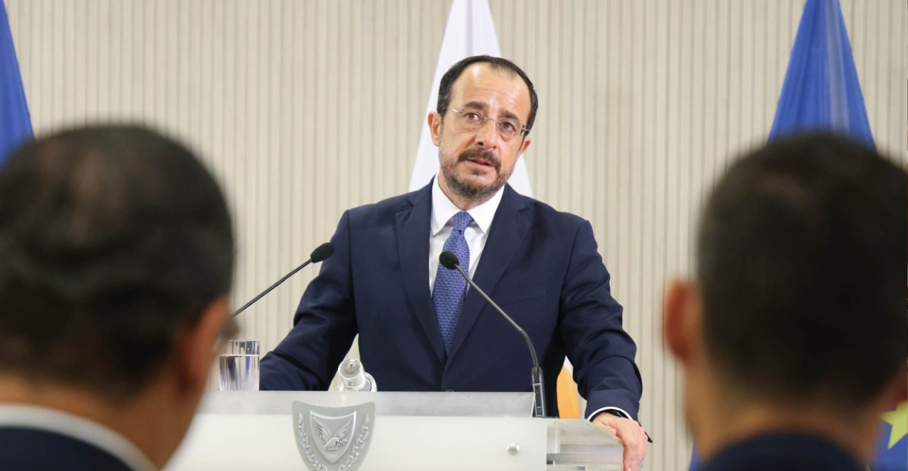 Ανασχηματισμός πριν τη Νέα Υόρκη; Ο Πρόεδρος κρατά κλειστά τα χαρτιά του
