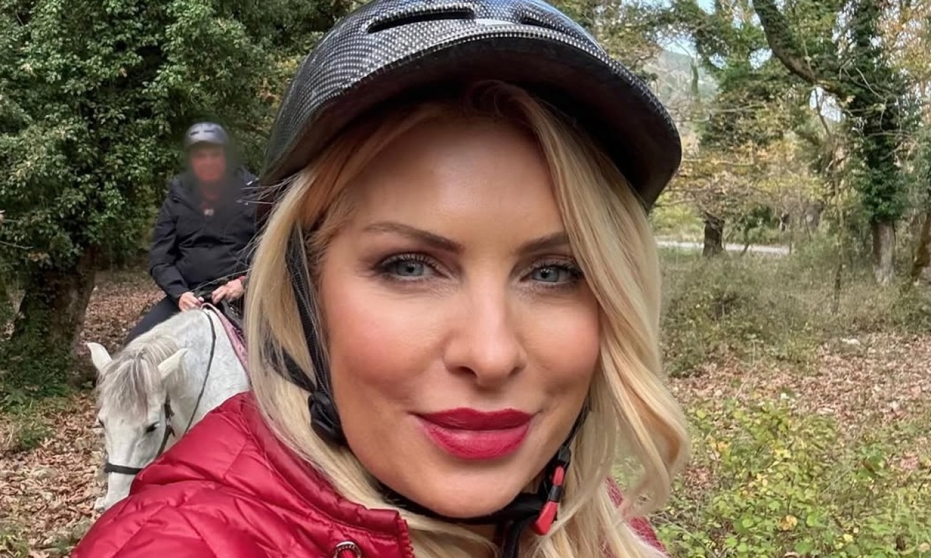 &laquo;&Gamma;ύ&rho;&nu;&alpha; &pi;ί&sigma;&omega; &Epsilon;&lambda;έ&nu;&eta; ή έ&sigma;&tau;&omega; &tau;&eta;&lambda;&epsilon;&phi;ώ&nu;&alpha;&raquo;, έ&gamma;&rho;&alpha;&psi;&alpha;&nu; &sigma;&tau;&eta; &Mu;&epsilon;&nu;&epsilon;&gamma;ά&kappa;&eta; &kappa;&alpha;&iota; &eta; &alpha;&pi;ά&nu;&tau;&eta;&sigma;&eta; &tau;&eta;&sigmaf; &epsilon;ί&nu;&alpha;&iota; &epsilon;&pi;&iota;&kappa;ή