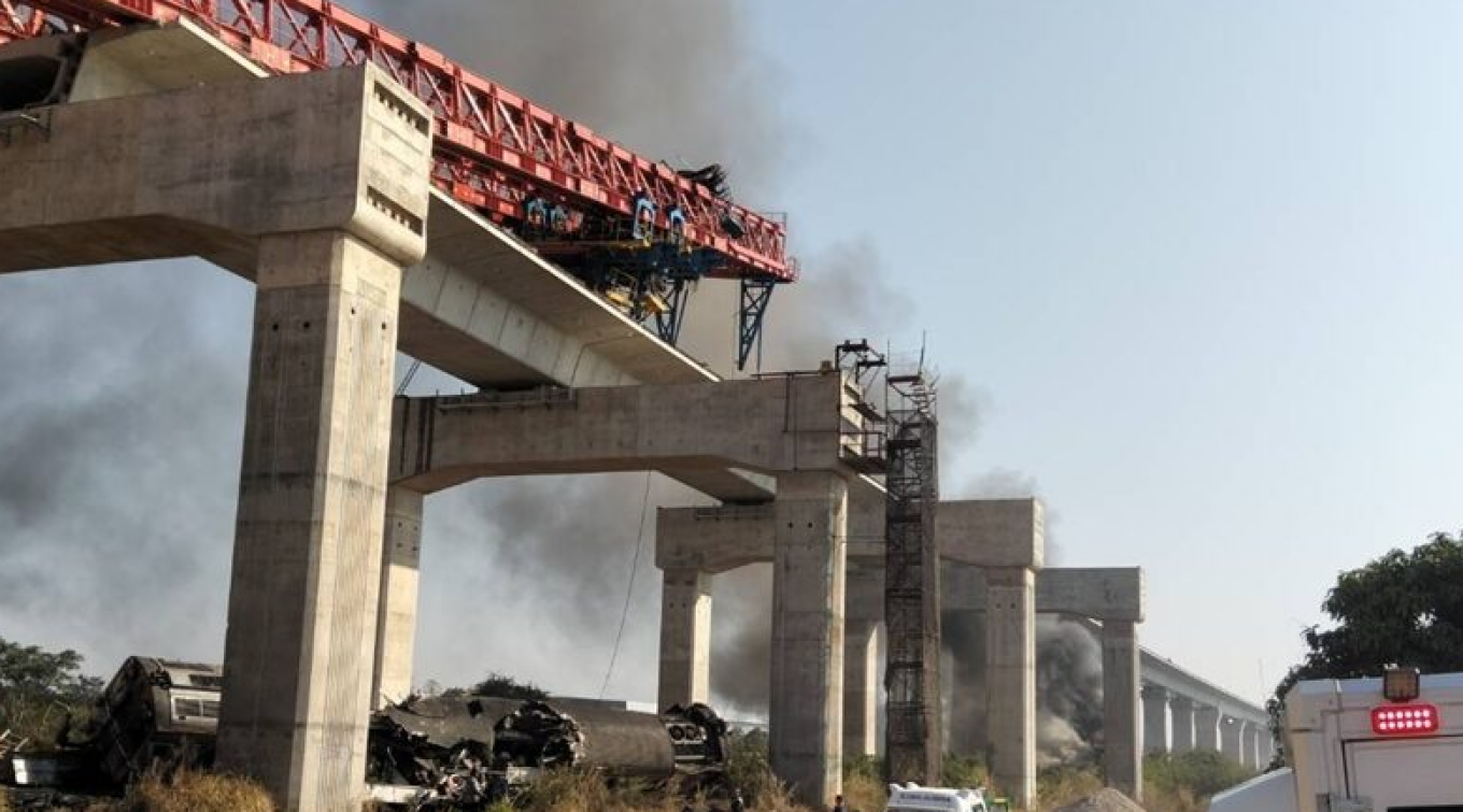 Σιδηροδρομικό δυστύχημα στην Ταϊλάνδη – Γερανός κατέρρευσε και έπεσε σε τρένο, τουλάχιστον 22 νεκροί
