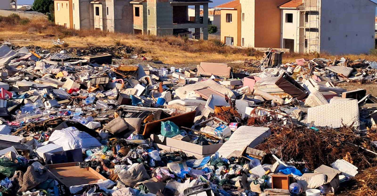 Δεν βάζουμε μυαλό… Σοβαρός κίνδυνος για πυρκαγιά από σκουπιδότοπο – «Εικόνες ντροπής»
