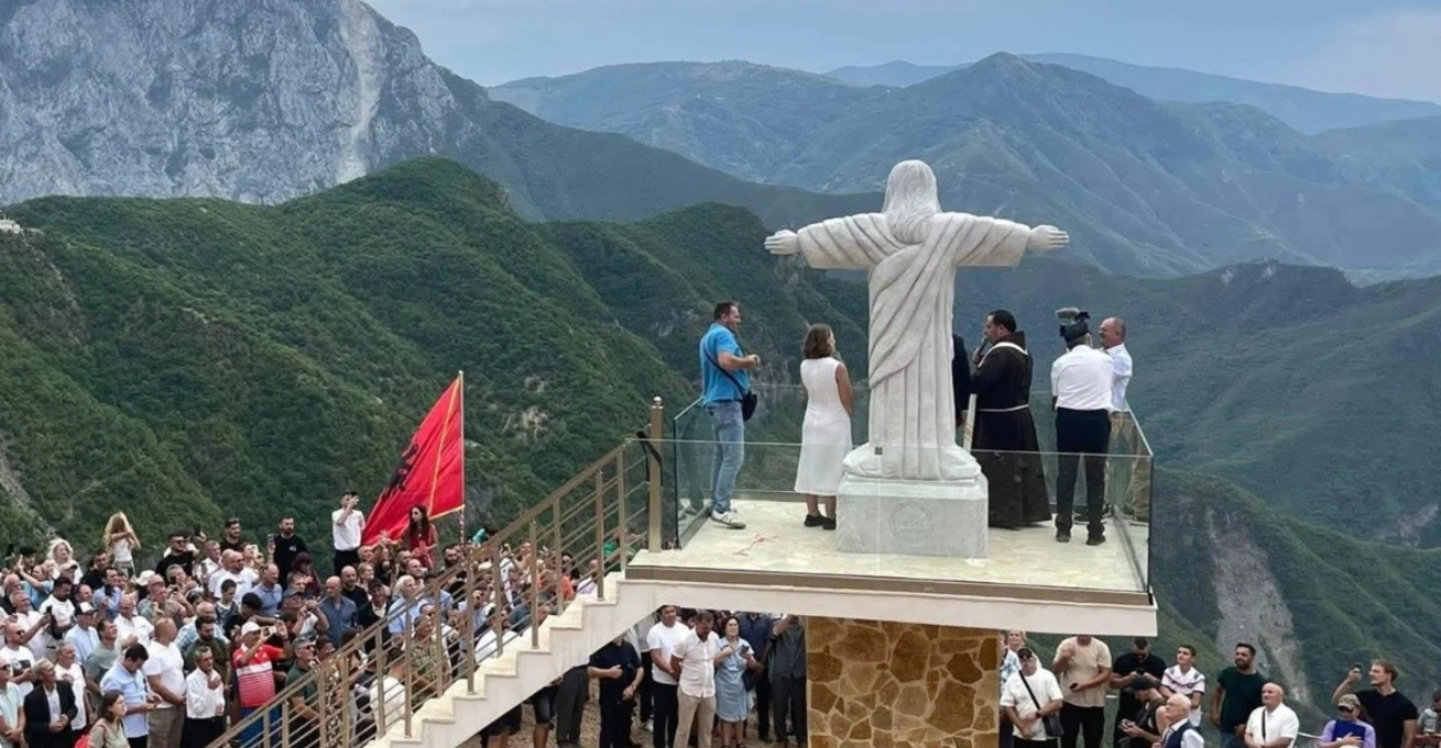 Η Αλβανία απέκτησε για πρώτη φορά στην ιστορία της άγαλμα του Ιησού Χριστού Η Αλβανία απέκτησε για πρώτη φορά στην ιστορία της άγαλμα του Ιησού Χριστού