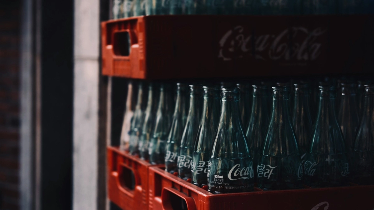 VIDEO - &Gamma;&iota;&alpha;&tau;ί &epsilon;&mu;&phi;&alpha;&nu;ί&sigma;&tau;&eta;&kappa;&alpha;&nu; &xi;&alpha;&nu;ά &tau;&alpha; &kappa;ί&tau;&rho;&iota;&nu;&alpha; &kappa;&alpha;&pi;ά&kappa;&iota;&alpha; &sigma;&tau;&eta;&nu; Coca Cola: &Pi;&omicron;&iota;&omicron;&sigmaf; &omicron; &sigma;&upsilon;&mu;&beta;&omicron;&lambda;&iota;&sigma;&mu;ό&sigmaf; &tau;&omicron;&upsilon;&sigmaf;