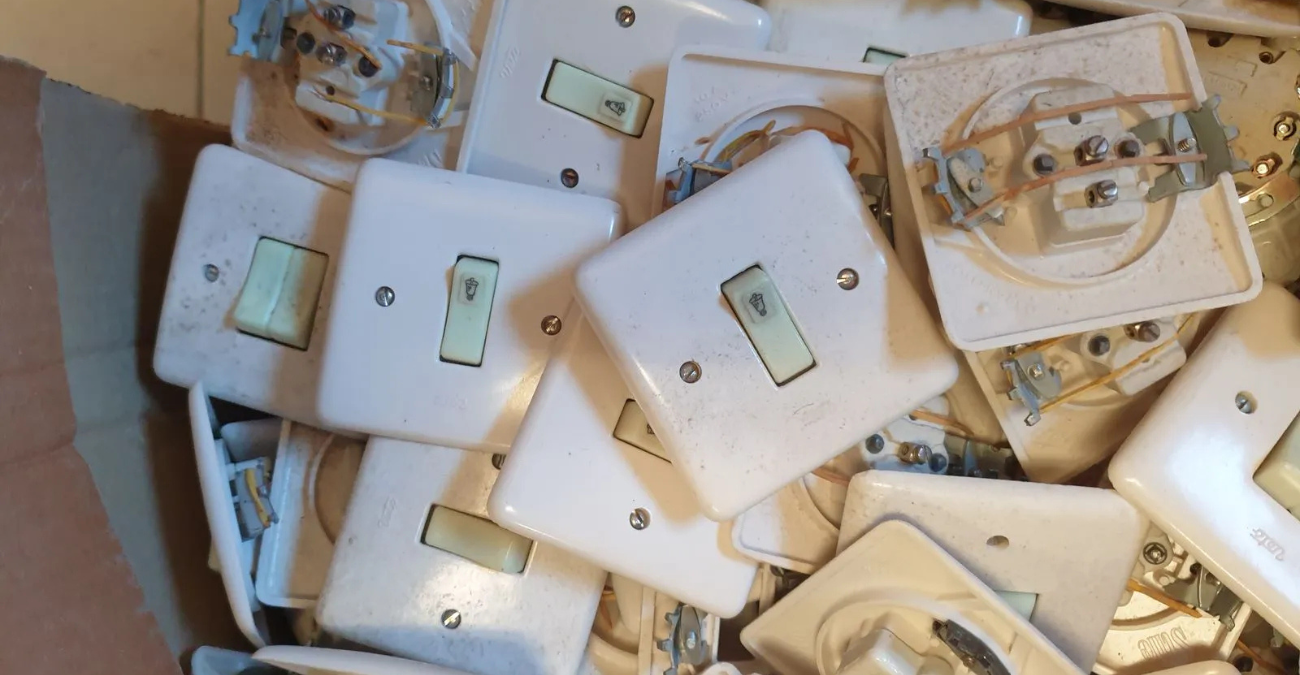 &Pi;&rho;&omicron;&sigma;&omicron;&chi;ή! &Chi;&iota;&lambda;&iota;ά&delta;&epsilon;&sigmaf; &sigma;&pi;ί&tau;&iota;&alpha; &sigma;&epsilon; &kappa;ί&nu;&delta;&upsilon;&nu;&omicron; &ndash; &Pi;&alpha;&lambda;&iota;&omicron;ί &eta;&lambda;&epsilon;&kappa;&tau;&rho;&iota;&kappa;&omicron;ί &delta;&iota;&alpha;&kappa;ό&pi;&tau;&epsilon;&sigmaf; &pi;&rho;έ&pi;&epsilon;&iota; &nu;&alpha; &alpha;&lambda;&lambda;ά&xi;&omicron;&upsilon;&nu; ά&mu;&epsilon;&sigma;&alpha;