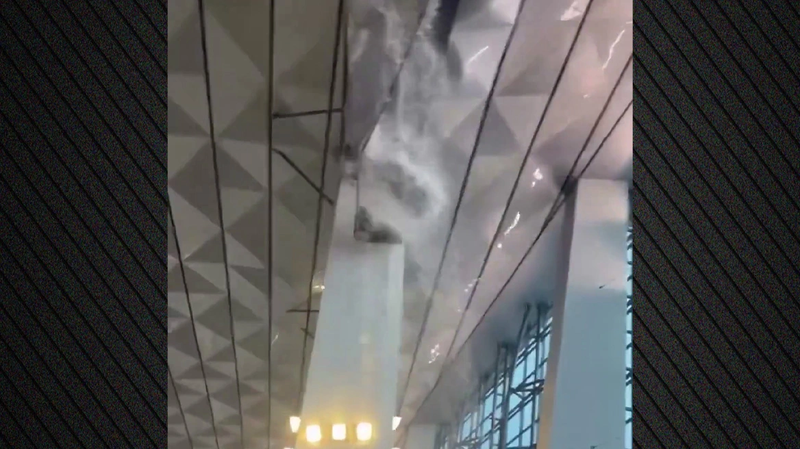 Δείτε βίντεο: Η στιγμή που τμήμα οροφής σε αεροδρόμιο της Τζακάρτα καταρρέει λόγω της έντονης βροχόπτωσης