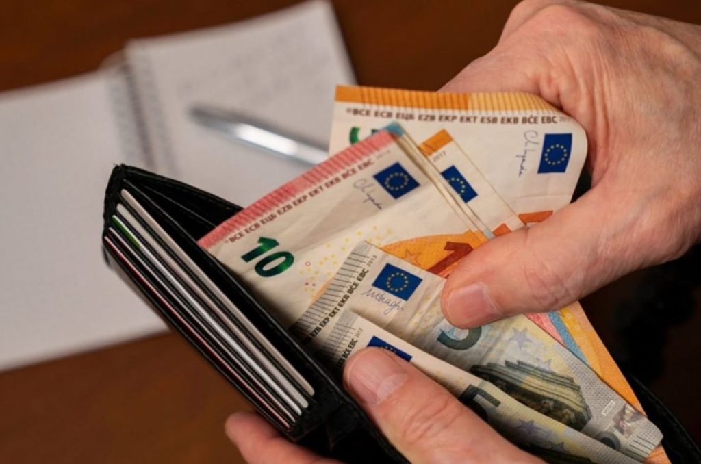 &Tau;&omicron; ή&xi;&epsilon;&rho;&epsilon;&sigmaf;; &Alpha;&upsilon;&tau;ή &eta; &epsilon;&tau;&alpha;&iota;&rho;&epsilon;ί&alpha; &sigma;&epsilon; &pi;&lambda;&eta;&rho;ώ&nu;&epsilon;&iota; &mu;&epsilon; 100 &epsilon;&upsilon;&rho;ώ - &Omicron; &tau;&rho;ό&pi;&omicron;&sigmaf; &gamma;&iota;&alpha; &nu;&alpha; &tau;&alpha; &pi;ά&rho;&epsilon;&iota;&sigmaf;