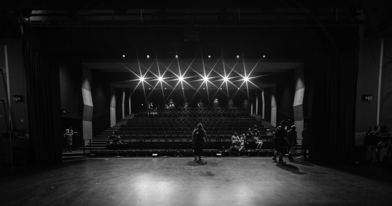 Σοκ σε θέατρο: Ηθοποιοί έπεσαν από τη σκηνή και τραυματίστηκαν στο κεφάλι – Τι συνέβη