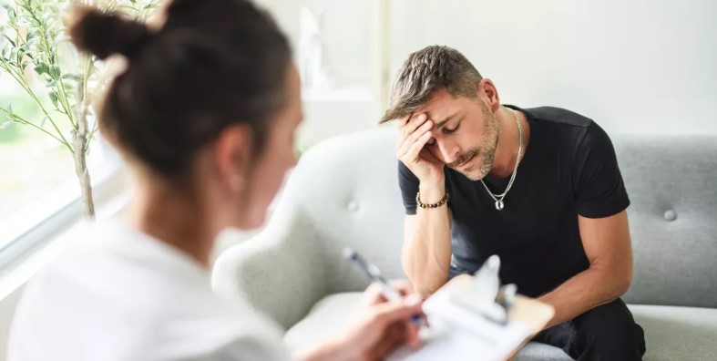 Όλοι οι λόγοι που 1 στους 3 άνδρες επιλέγει να υποφέρει σιωπηλά και δεν μιλά για την υγεία του Όλοι οι λόγοι που 1 στους 3 άνδρες επιλέγει να υποφέρει σιωπηλά και δεν μιλά για την υγεία του