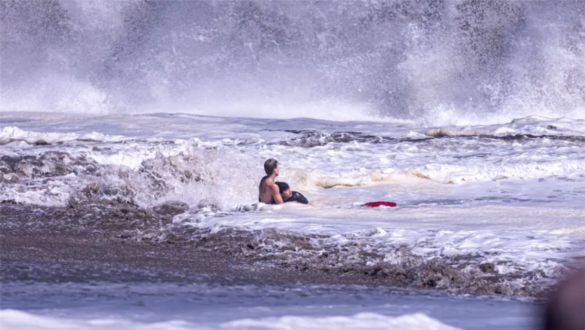 &laquo;Ά&lambda;&lambda;&alpha; &delta;ύ&omicron; &delta;&epsilon;&upsilon;&tau;&epsilon;&rho;ό&lambda;&epsilon;&pi;&tau;&alpha; &kappa;&alpha;&iota; &theta;&alpha; &epsilon;ί&chi;&epsilon; &pi;&epsilon;&theta;ά&nu;&epsilon;&iota;&raquo;: &Sigma;&upsilon;&gamma;&kappa;&lambda;&omicron;&nu;ί&zeta;&epsilon;&iota; &omicron; &pi;&alpha;&tau;έ&rho;&alpha;&sigmaf; &tau;&omicron;&upsilon; &alpha;&gamma;&omicron;&rho;&iota;&omicron;ύ &pi;&omicron;&upsilon; &sigma;ώ&theta;&eta;&kappa;&epsilon; &alpha;&pi;ό 16&chi;&rho;&omicron;&nu;&omicron; &nu;&alpha;&upsilon;&alpha;&gamma;&omicron;&sigma;ώ&sigma;&tau;&eta; &sigma;&tau;&eta;&nu; &Kappa;&alpha;&lambda;&iota;&phi;ό&rho;&nu;&iota;&alpha;