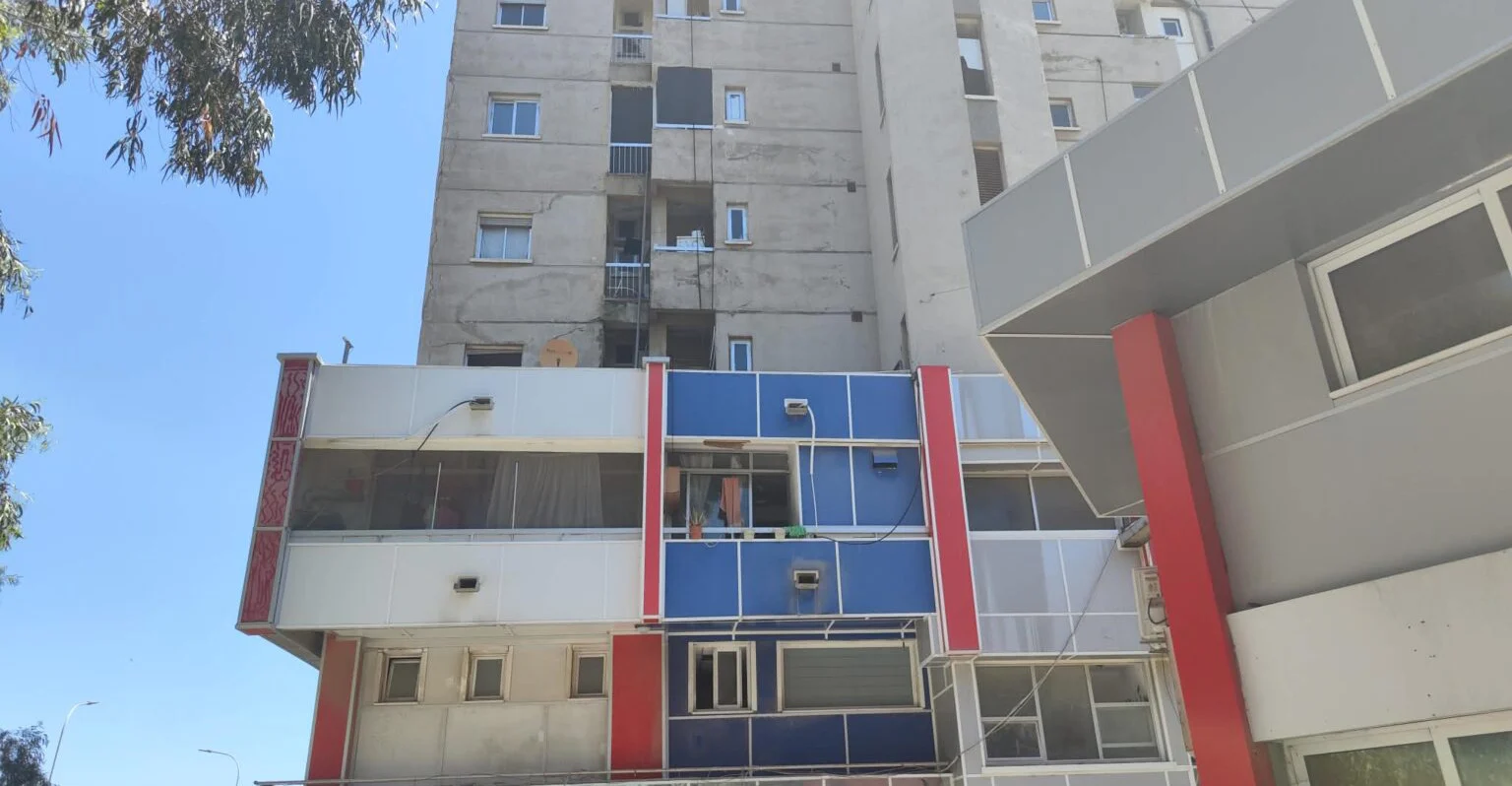 &Tau;&rho;&alpha;&gamma;&omega;&delta;ί&alpha; &sigma;&tau;&eta; &Lambda;ά&rho;&nu;&alpha;&kappa;&alpha;: 46&chi;&rho;&omicron;&nu;&omicron;&sigmaf; &alpha;&pi;&omicron;́ &tau;&omicron; &Kappa;&omicron;&nu;&gamma;&kappa;ό o &nu;&epsilon;&kappa;&rho;ό&sigmaf; - &Epsilon;&kappa;&delta;ή&lambda;&omega;&sigma;&eta; &mu;&nu;ή&mu;&eta;&sigmaf; έ&xi;&omega; &alpha;&pi;ό &tau;&eta;&nu; &pi;&omicron;&lambda;&upsilon;&kappa;&alpha;&tau;&omicron;&iota;&kappa;ί&alpha;