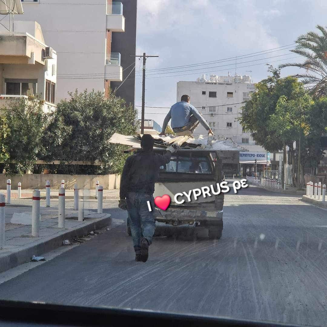 Απίστευτο κι όμως κυπριακό: Ο ένας βγήκε πάνω στο οχήμα και ο άλλος το «έτρεχε» από πίσω Απίστευτο κι όμως κυπριακό: Ο ένας βγήκε πάνω στο οχήμα και ο άλλος το «έτρεχε» από πίσω