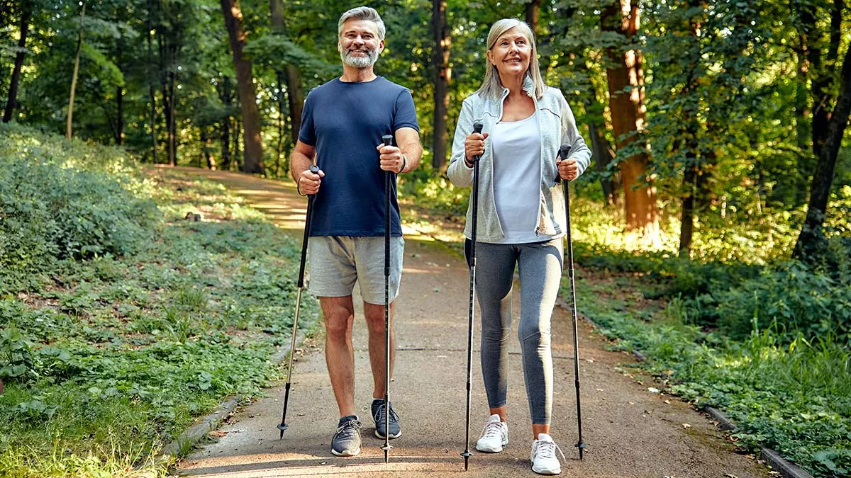 Πόσα βήματα την ημέρα κρατούν τον κίνδυνο της άνοιας μακριά