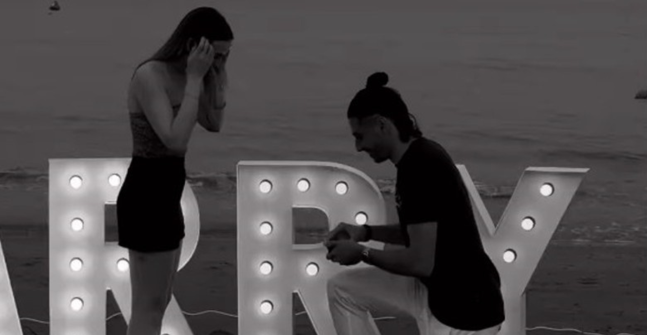Η ρομαντική πρόταση γάμου Κύπριου διεθνή ποδοσφαιριστή πάνω στη θάλασσα - Βίντεο