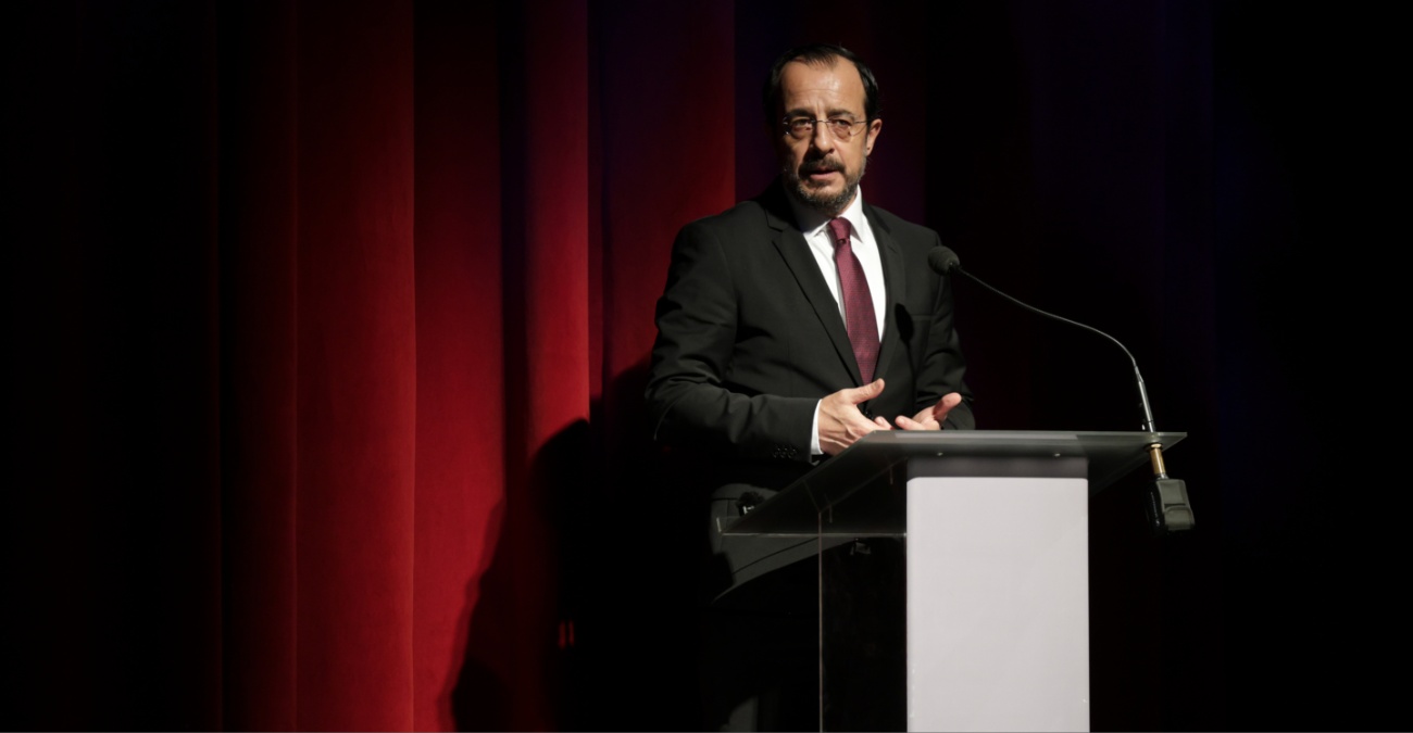 &Pi;&rho;ό&epsilon;&delta;&rho;&omicron;&sigmaf; &Chi;&rho;&iota;&sigma;&tau;&omicron;&delta;&omicron;&upsilon;&lambda;ί&delta;&eta;&sigmaf;: &laquo;&Alpha;&sigma;&pi;ί&delta;&alpha; &tau;&eta;&sigmaf; &delta;&eta;&mu;&omicron;&kappa;&rho;&alpha;&tau;ί&alpha;&sigmaf; &mu;&alpha;&sigmaf; &omicron; &pi;&omicron;&lambda;&iota;&tau;&iota;&sigma;&mu;ό&sigmaf; &sigma;&epsilon; έ&nu;&alpha;&nu; &kappa;ό&sigma;&mu;&omicron; &pi;&omicron;&upsilon; &alpha;&lambda;&lambda;ά&zeta;&epsilon;&iota;&raquo;