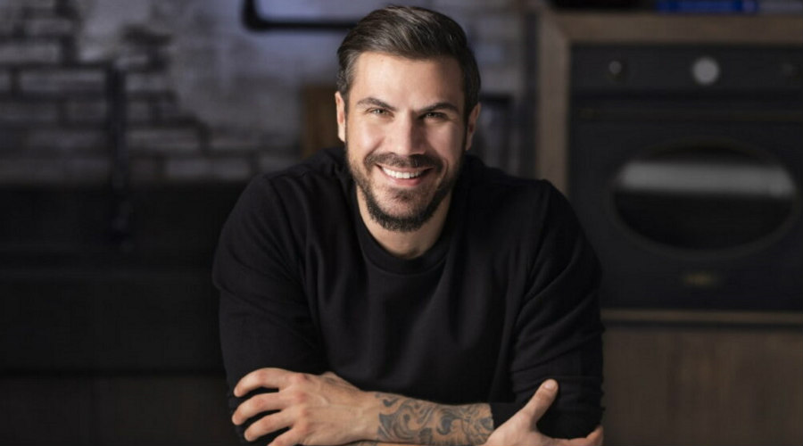 Ά&kappa;&eta;&sigmaf; &Pi;&epsilon;&tau;&rho;&epsilon;&tau;&zeta;ί&kappa;&eta;&sigmaf;: &Tau;&omicron; &beta;ί&nu;&tau;&epsilon;&omicron; &pi;&omicron;&upsilon; &alpha;&nu;έ&beta;&alpha;&sigma;&epsilon; &mu;&epsilon; &tau;&omicron;&nu; &gamma;&iota;&omicron; &tau;&omicron;&upsilon;, &Alpha;&chi;&iota;&lambda;&lambda;έ&alpha;, &theta;&alpha; &sigma;&alpha;&sigmaf; &kappa;ά&nu;&epsilon;&iota; &nu;&alpha; &gamma;&epsilon;&lambda;ά&sigma;&epsilon;&tau;&epsilon; &pi;&omicron;&lambda;ύ