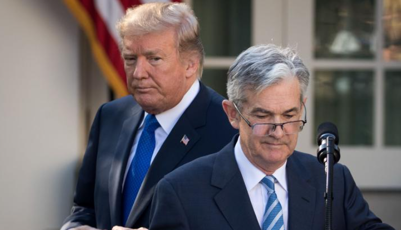 Στα άκρα η κόντρα του Τραμπ με τον πρόεδρο της Fed - Απειλεί να τον «απολύσει»