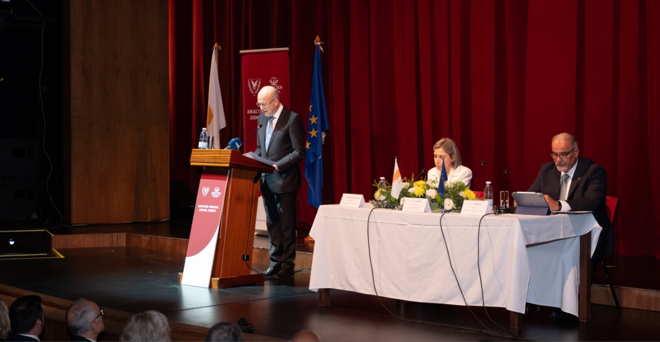 «Η δημοκρατία δεν πεθαίνει με μια έκρηξη, αλλά σιγά-σιγά – αν την αφήσουμε»