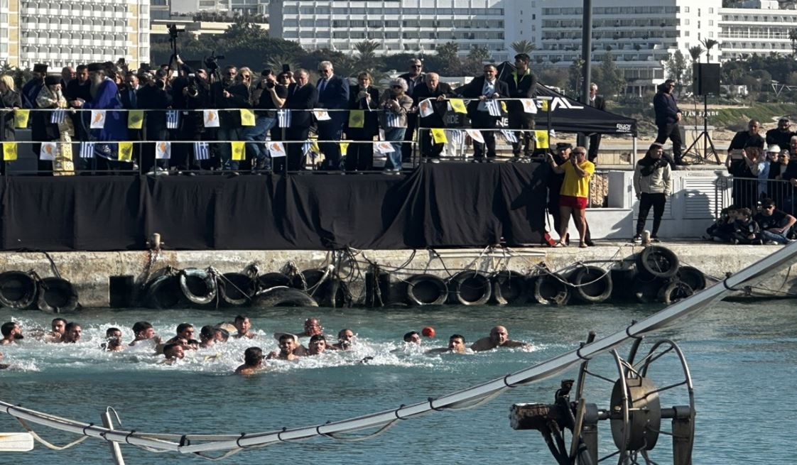 Έριξαν χρυσό Σταυρό στην Αγ. Νάπα…τον έψαχναν και δεν τον έβρισκαν Έριξαν χρυσό Σταυρό στην Αγ. Νάπα…τον έψαχναν και δεν τον έβρισκαν