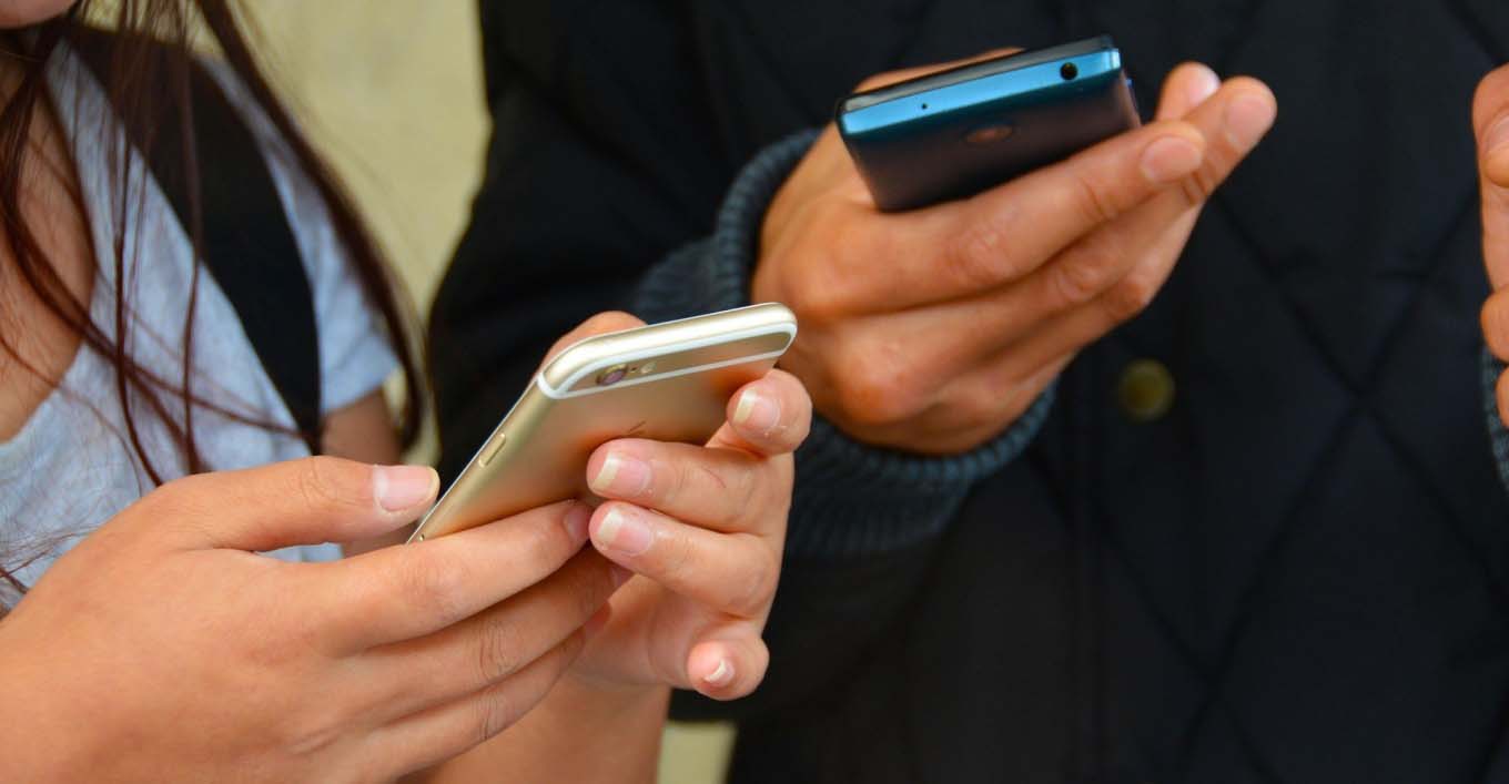 Επείγον να μπει τέλος στη χρήση smartphone για τους κάτω των 13 ετών, δείχνει γαλλική έκθεση
