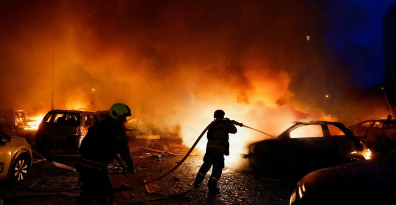 &Tau;&omicron;&upsilon;&lambda;ά&chi;&iota;&sigma;&tau;&omicron;&nu; &tau;&rho;&epsilon;&iota;&sigmaf; &nu;&epsilon;&kappa;&rho;&omicron;ί &sigma;&epsilon; &nu;έ&alpha; &rho;&omega;&sigma;&iota;&kappa;ή &epsilon;&pi;ί&theta;&epsilon;&sigma;&eta; &mu;&epsilon; &beta;&alpha;&lambda;&lambda;&iota;&sigma;&tau;&iota;&kappa;&omicron;ύ&sigmaf; &pi;&upsilon;&rho;&alpha;ύ&lambda;&omicron;&upsilon;&sigmaf; &sigma;&tau;&omicron; &Kappa;ί&epsilon;&beta;&omicron;