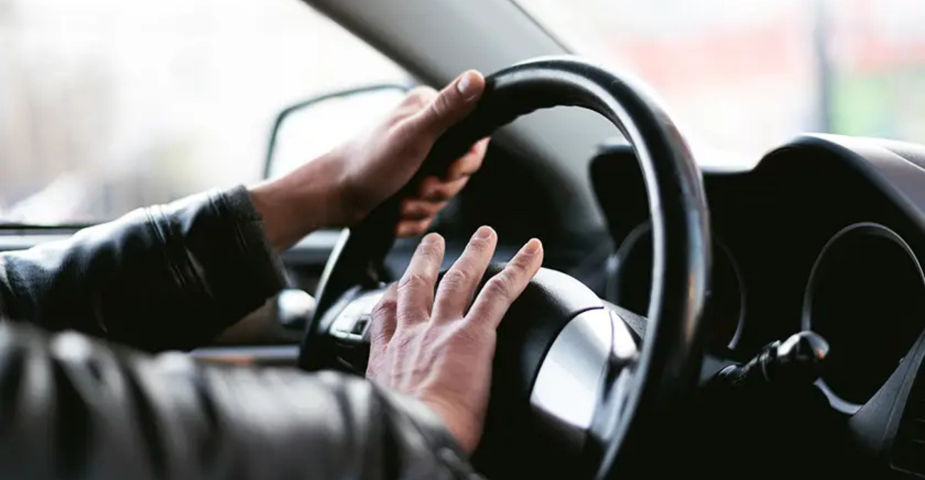 &Tau;&omicron; &mu;ή&nu;&upsilon;&mu;&alpha; &mu;&iota;&alpha;&sigmaf; &Kappa;ύ&pi;&rho;&iota;&alpha;&sigmaf; &mu;ά&nu;&alpha;&sigmaf; &pi;&omicron;&upsilon; &sigma;&upsilon;&gamma;&kappa;&lambda;&omicron;&nu;ί&zeta;&epsilon;&iota;: &laquo;&Pi;ί&sigma;&omega; &alpha;&pi;ό &kappa;ά&theta;&epsilon; &tau;&iota;&mu;ό&nu;&iota; &upsilon;&pi;ά&rho;&chi;&epsilon;&iota; έ&nu;&alpha;&sigmaf; ά&nu;&theta;&rho;&omega;&pi;&omicron;&sigmaf;&raquo;