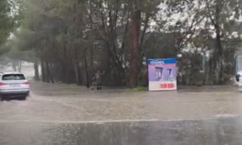 Το λες και... άγρια φύση - Δρόμος στον Στρόβολο έγινε… ποτάμι – Επί ποδός συνεργεία του Δήμου – Δείτε βίντεο
