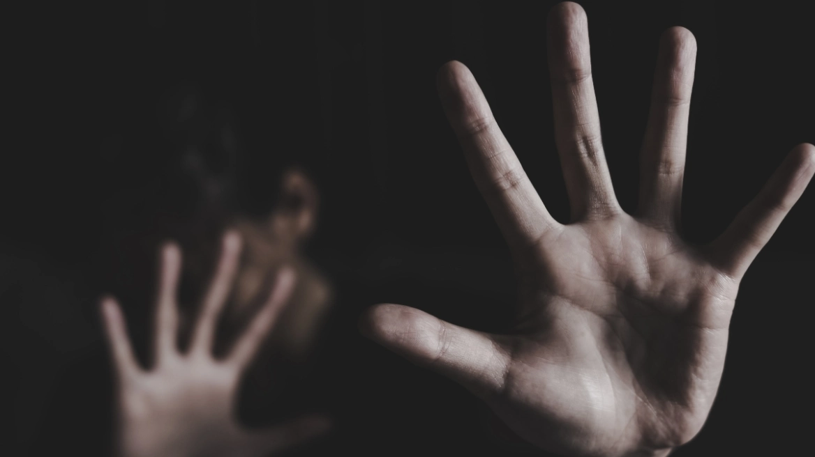 Πατέρας κακοποιούσε σεξουαλικά τις δύο κόρες του και άφησε έγκυο τη μία, την καταγγελία έκανε ο αδερφός τους