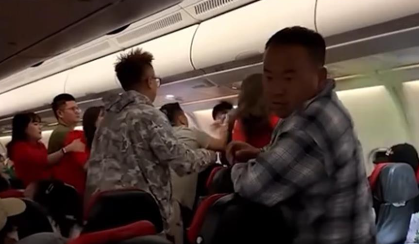 VIDEO – Χαμός στον αέρα: Γροθιές και φωνές σε πτήση της Air Asia