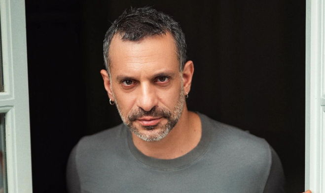 &Chi;&rho;&alpha;&nu;&iota;ώ&tau;&eta;&sigmaf;: &laquo;&Kappa;&alpha;&theta;&eta;&mu;&epsilon;&rho;&iota;&nu;ά &alpha;&nu;&alpha;&rho;&omega;&tau;&iota;έ&mu;&alpha;&iota; &alpha;&nu; έ&kappa;&alpha;&nu;&alpha; &kappa;&alpha;&lambda;ά &pi;&omicron;&upsilon; έ&phi;&epsilon;&rho;&alpha; έ&nu;&alpha; &pi;&alpha;&iota;&delta;ί &sigma;&epsilon; &alpha;&upsilon;&tau;ό&nu; &tau;&omicron;&nu; &kappa;ό&sigma;&mu;&omicron;&raquo;