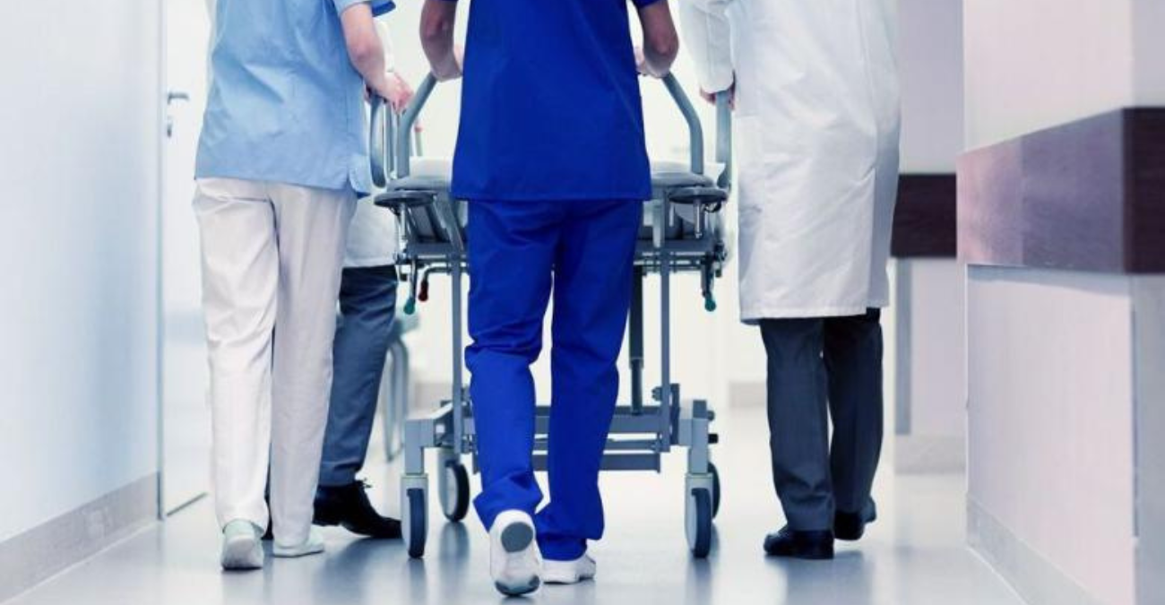 &Kappa;&alpha;&mu;&pi;&alpha;&nu;ά&kappa;&iota; &alpha;&pi;ό &gamma;&iota;&alpha;&tau;&rho;&omicron;ύ&sigmaf; &kappa;&alpha;&iota; &nu;&omicron;&sigma;&eta;&lambda;&epsilon;&upsilon;&tau;έ&sigmaf;: &laquo;&Tau;&omicron; &alpha;&delta;&iota;έ&xi;&omicron;&delta;&omicron; &alpha;&pi;&epsilon;&iota;&lambda;&epsilon;ί &tau;&eta; &lambda;&epsilon;&iota;&tau;&omicron;&upsilon;&rho;&gamma;ί&alpha; &tau;&omega;&nu; &nu;&omicron;&sigma;&omicron;&kappa;&omicron;&mu;&epsilon;ί&omega;&nu;&raquo;