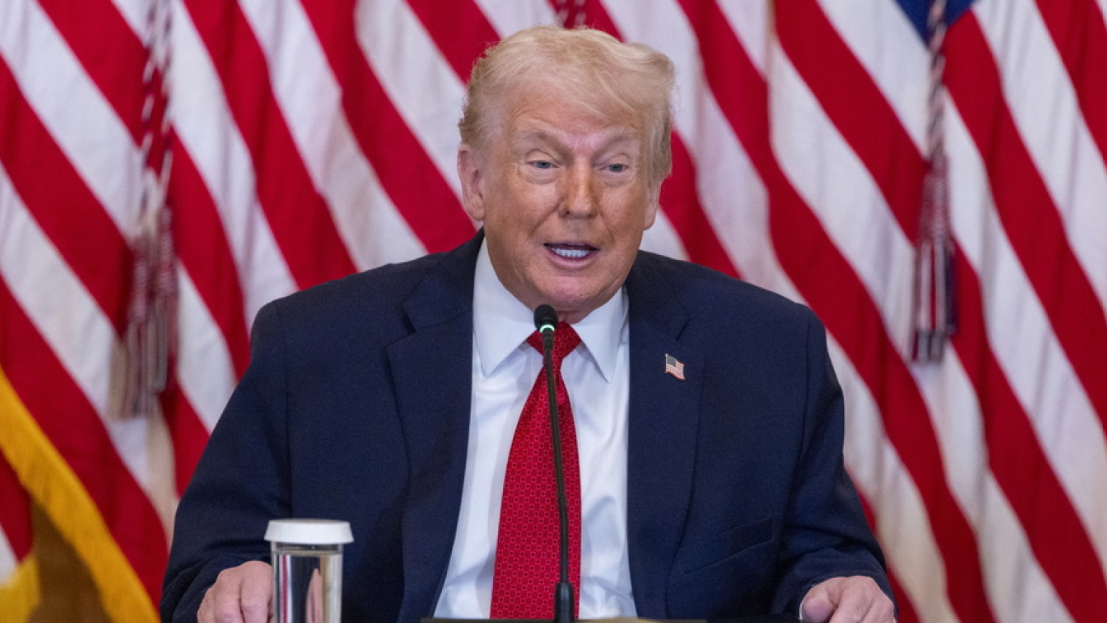 Ντόναλντ Τραμπ: Απειλεί με δασμούς όσους διαφωνούν με τα σχέδια των ΗΠΑ για τη Γροιλανδία