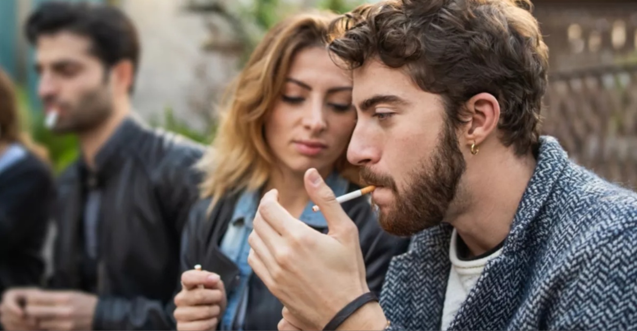 &laquo;&Kappa;&alpha;&pi;&nu;ί&zeta;&omega; &kappa;ά&tau;&omega; &alpha;&pi;ό 5 &tau;&sigma;&iota;&gamma;ά&rho;&alpha; &tau;&eta;&nu; &eta;&mu;έ&rho;&alpha;, &pi;&epsilon;&iota;&rho;ά&zeta;&epsilon;&iota;;&raquo; &ndash; &Nu;έ&alpha; &mu;&epsilon;&lambda;έ&tau;&eta; &alpha;&pi;&alpha;&nu;&tau;ά