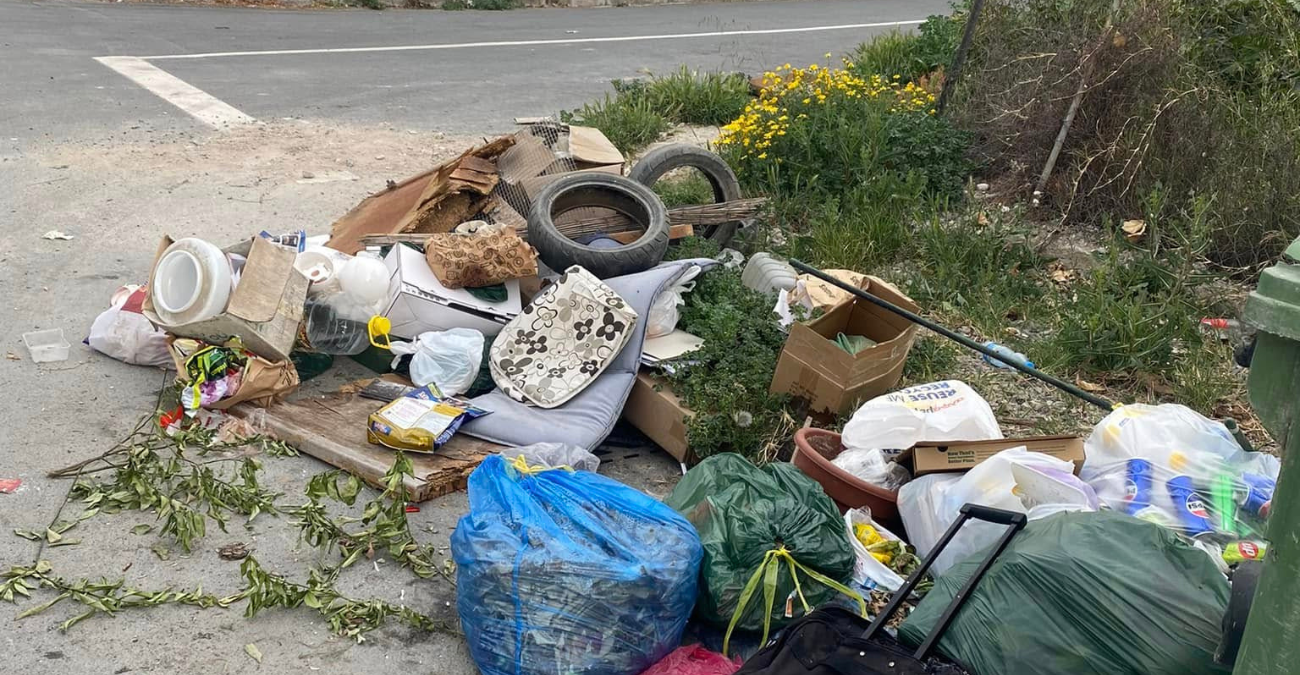 Φωτογραφία - Κυπριακό και όμως αληθινό: Πετάνε σκουπίδια μπροστά από πινακίδα η οποία αναγράφει «απαγορεύεται η ρίψη σκυβάλων»