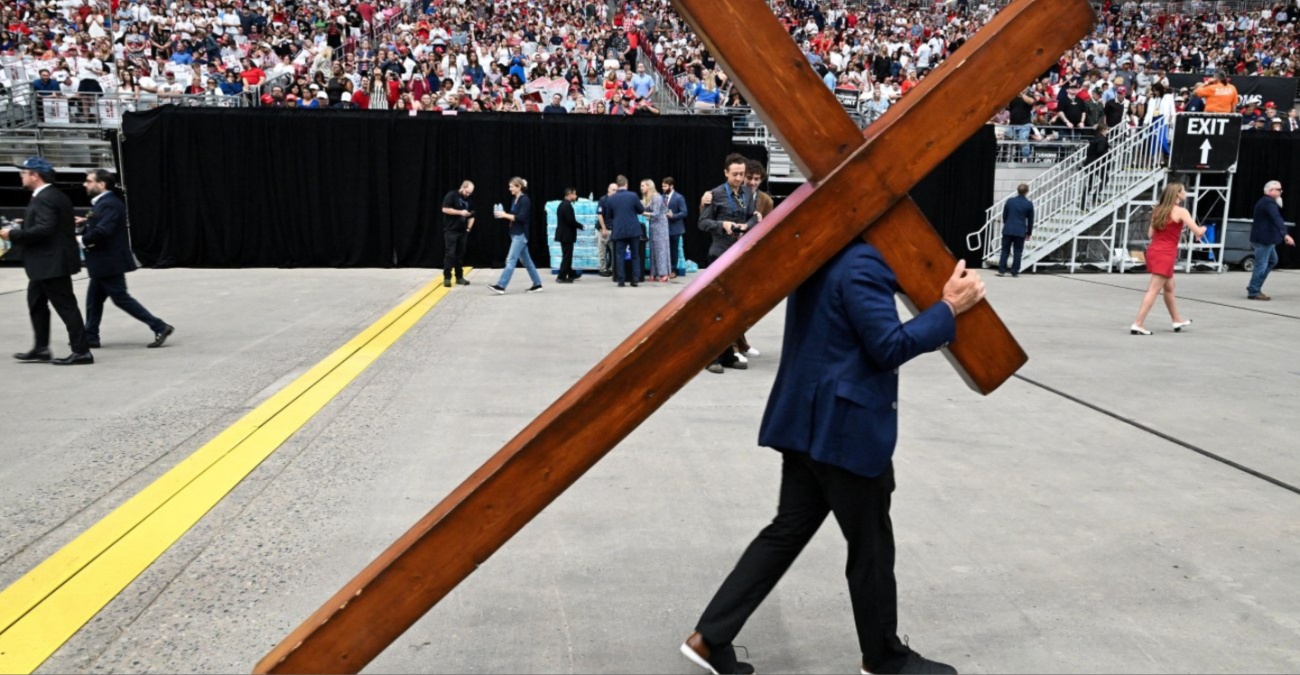 Δεκάδες χιλιάδες συρρέουν στην κηδεία του – Δρακόντεια τα μέτρα ασφαλείας στο στάδιο State Farm Δεκάδες χιλιάδες συρρέουν στην κηδεία του – Δρακόντεια τα μέτρα ασφαλείας στο στάδιο State Farm