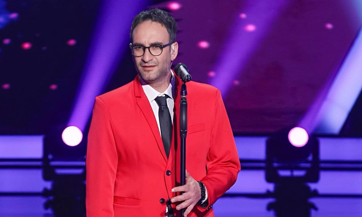 The Voice: &Pi;&omicron;&iota;&omicron;&sigmaf; &epsilon;ί&nu;&alpha;&iota; &omicron; &Kappa;&omega;&nu;&sigma;&tau;&alpha;&nu;&tau;ί&nu;&omicron;&sigmaf; &Kappa;&omega;&mu;&omicron;&delta;&rho;ό&mu;&omicron;&sigmaf; &alpha;&pi;ό &tau;&eta;&nu; &omicron;&mu;ά&delta;&alpha; &tau;&eta;&sigmaf; &Pi;&alpha;&pi;&alpha;&rho;ί&zeta;&omicron;&upsilon; &pi;&omicron;&upsilon; &kappa;έ&rho;&delta;&iota;&sigma;&epsilon; - &Eta; &zeta;&omega;ή &tau;&omicron;&upsilon; &nu;&iota;&kappa;&eta;&tau;ή