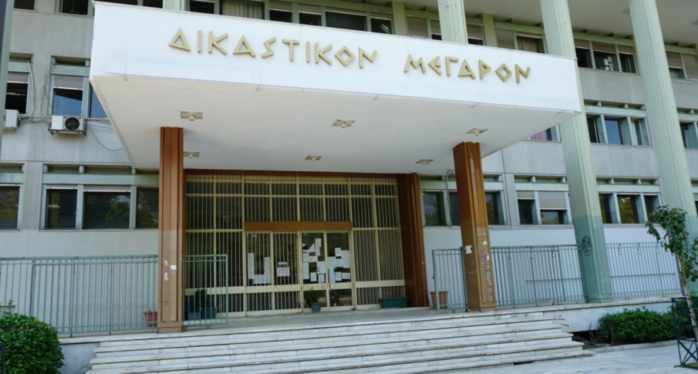Ελεύθερος με περιοριστικούς όρους ο βιολογικός πατέρας των παιδιών που βρέθηκαν με καψίματα από τσιγάρο