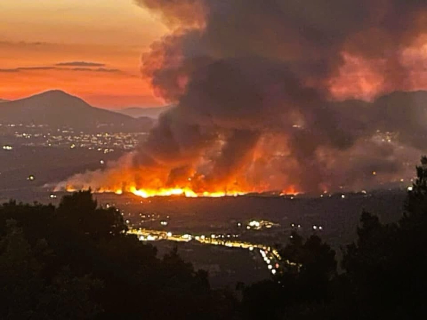 Ανεξέλεγκτη η φωτιά στον Ωρωπό: Εκκενώθηκε οικισμός – Σε σπίτια οι φλόγες, ανησυχία για ενίσχυση των ανέμων