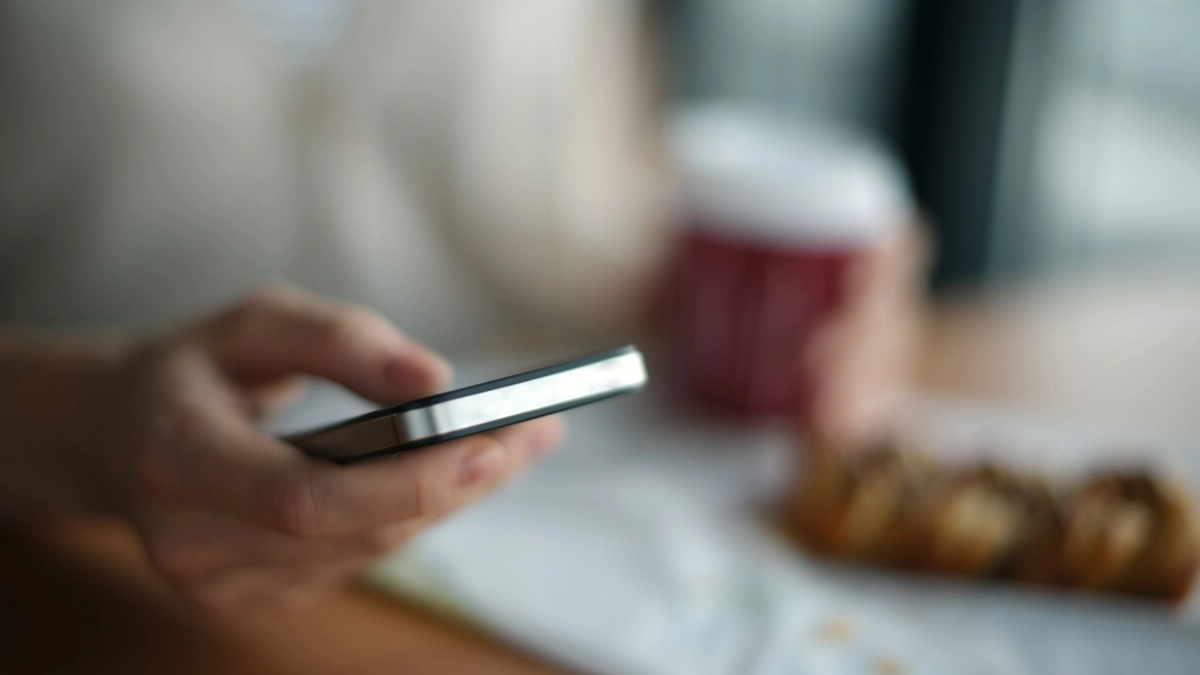 Γιατί αφήνουμε μηνύματα στο «διαβάστηκε»: Η ψυχολογία πίσω από το «δεν απαντάω τώρα»