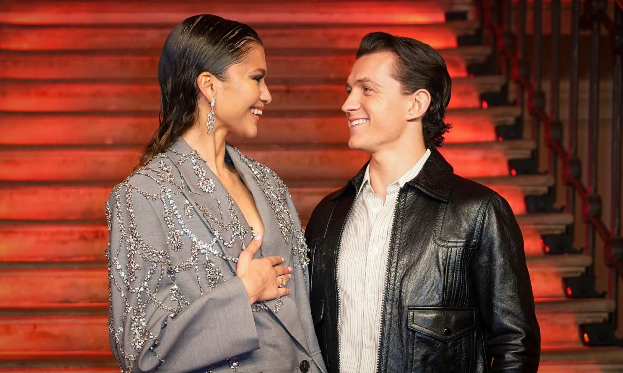 Zendaya &kappa;&alpha;&iota; &Tau;&omicron;&mu; &Chi;ό&lambda;&alpha;&nu;&tau;: &Pi;&alpha;&nu;&tau;&rho;&epsilon;ύ&tau;&eta;&kappa;&alpha;&nu; &mu;&alpha;&kappa;&rho;&iota;ά &alpha;&pi;ό &tau;&alpha; &phi;ώ&tau;&alpha; &tau;&eta;&sigmaf; &delta;&eta;&mu;&omicron;&sigma;&iota;ό&tau;&eta;&tau;&alpha;&sigmaf; - &laquo;&Omicron; &gamma;ά&mu;&omicron;&sigmaf; έ&chi;&epsilon;&iota; ή&delta;&eta; &gamma;ί&nu;&epsilon;&iota;&raquo;