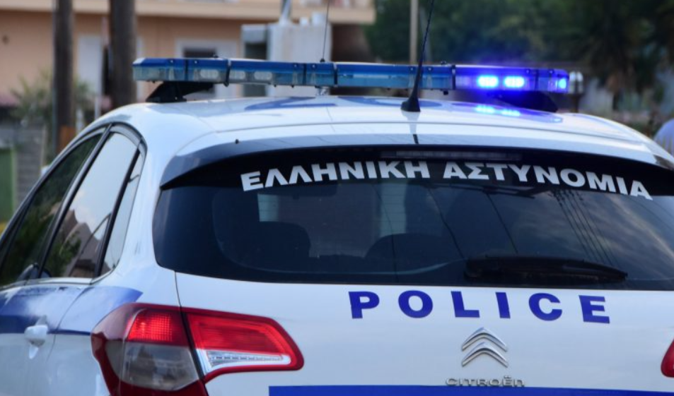 Σοκ στην Ελλάδα: 50χρονος επιτέθηκε με μαχαίρι σε αστυνομικό την ώρα που προκαλούσε φθορές Σοκ στην Ελλάδα: 50χρονος επιτέθηκε με μαχαίρι σε αστυνομικό την ώρα που προκαλούσε φθορές