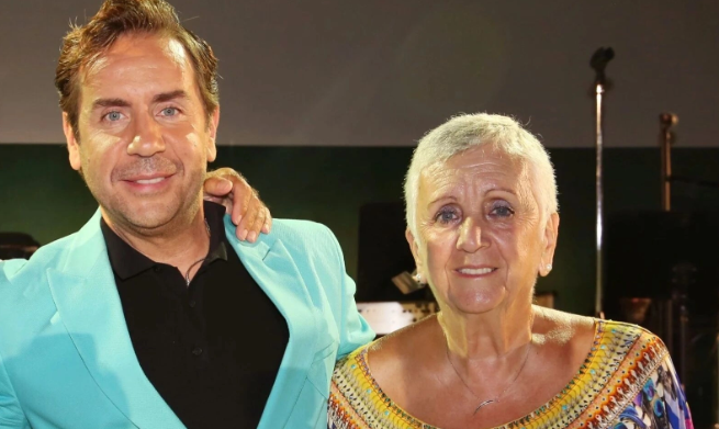 &Mu;&alpha;&zeta;&omega;&nu;ά&kappa;&eta;&sigmaf;: &Sigma;&tau;&omicron; &nu;&omicron;&sigma;&omicron;&kappa;&omicron;&mu;&epsilon;ί&omicron; &kappa;&alpha;&iota; &eta; &mu;&eta;&tau;έ&rho;&alpha; &tau;&omicron;&upsilon; - H &alpha;&pi;&omicron;&kappa;ά&lambda;&upsilon;&psi;&eta; &kappa;&alpha;&iota; &eta; &kappa;&alpha;&tau;ά&sigma;&tau;&alpha;&sigma;&eta; &tau;&eta;&sigmaf; &upsilon;&gamma;&epsilon;ί&alpha;&sigmaf; &tau;&omicron;&upsilon; &tau;&rho;&alpha;&gamma;&omicron;&upsilon;&delta;&iota;&sigma;&tau;ή