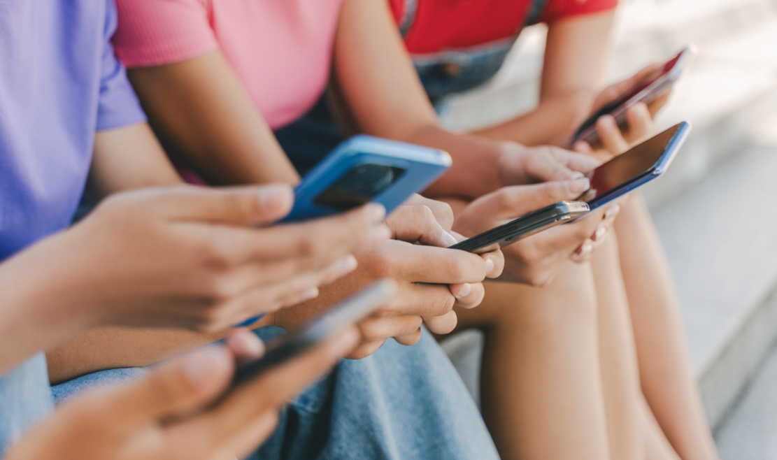 &Mu;&pi;&lambda;ό&kappa;&omicron; &sigma;&tau;&alpha; social media &sigma;&epsilon; &alpha;&nu;&eta;&lambda;ί&kappa;&omicron;&upsilon;&sigmaf; &kappa;&alpha;&iota; &alpha;&pi;ό &tau;&eta;&nu; &Epsilon;&Epsilon; - &Pi;&alpha;&rho;&omicron;&upsilon;&sigma;ί&alpha;&sigma;&epsilon; application &gamma;&iota;&alpha; &nu;&alpha; &epsilon;&pi;&alpha;&lambda;&eta;&theta;&epsilon;ύ&epsilon;&iota; &tau;&eta;&nu; &eta;&lambda;&iota;&kappa;ί&alpha;