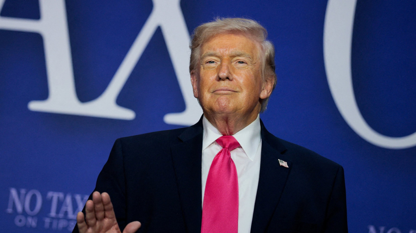 &Tau;&omicron; &Iota;&rho;ά&nu; &delta;&epsilon;&sigma;&mu;&epsilon;ύ&tau;&eta;&kappa;&epsilon; &nu;&alpha; &mu;&eta;&nu; &kappa;&lambda;&epsilon;ί&sigma;&epsilon;&iota; &pi;&omicron;&tau;έ &xi;&alpha;&nu;ά &tau;&alpha; &Sigma;&tau;&epsilon;&nu;ά &tau;&omicron;&upsilon; &Omicron;&rho;&mu;&omicron;ύ&zeta;, &lambda;έ&epsilon;&iota; &omicron; &Tau;&rho;&alpha;&mu;&pi;: &laquo;&Epsilon;ί&nu;&alpha;&iota; &mu;ί&alpha; &upsilon;&pi;έ&rho;&omicron;&chi;&eta; &mu;έ&rho;&alpha; &gamma;&iota;&alpha; &tau;&omicron;&nu; &kappa;ό&sigma;&mu;&omicron;&raquo;