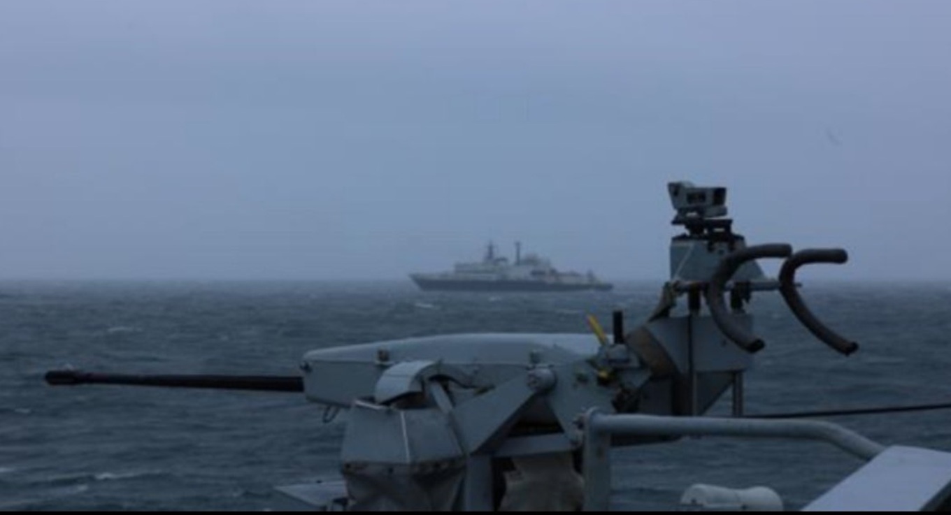 Ρωσικό κατασκοπευτικό πλοίο πλέει στα όρια των βρετανικών υδάτων