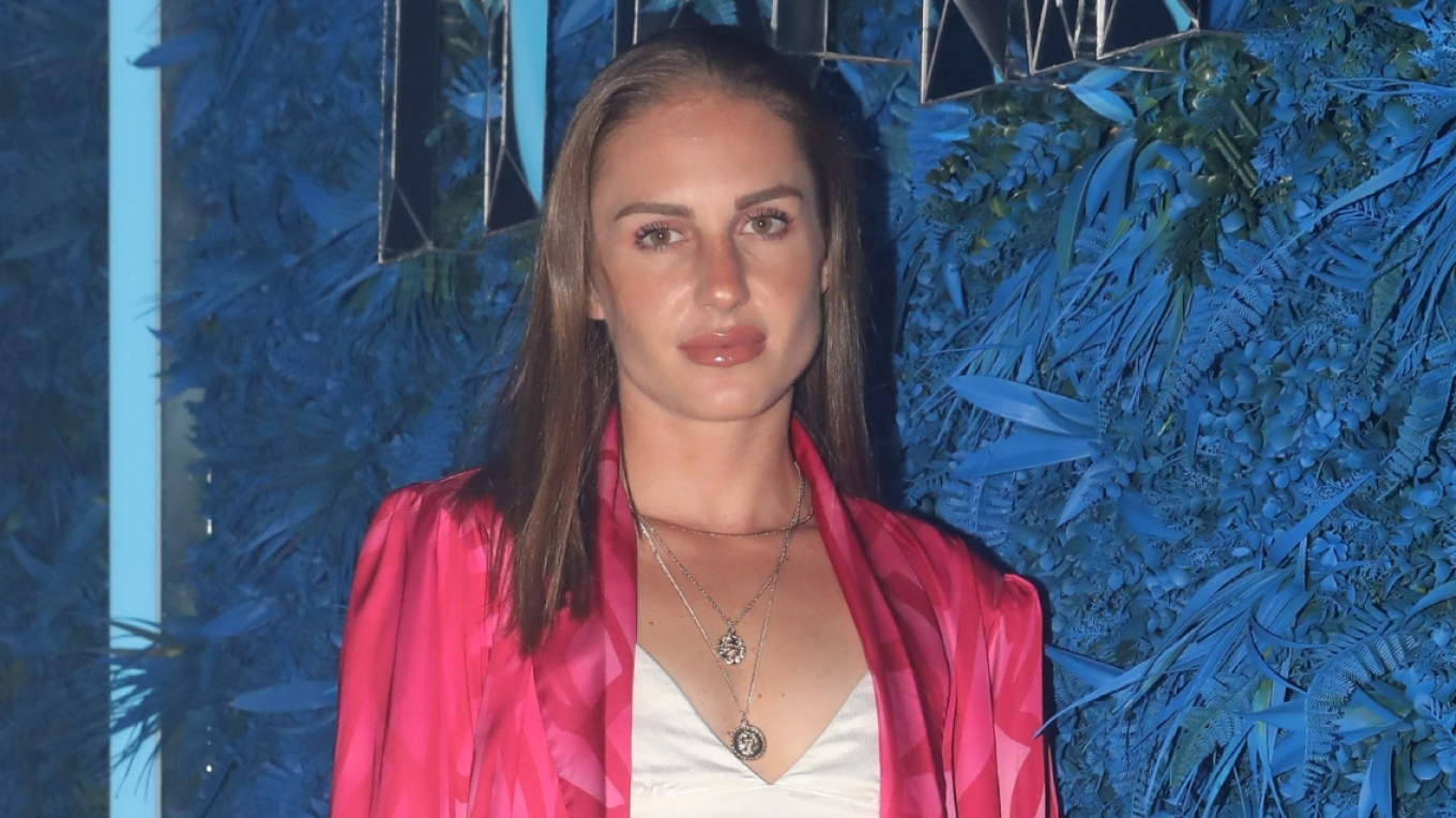 Κατερίνα Δαλάκα: Με cowboy boots  total white στην Κατερίνη – Η στιλάτη εμφάνιση με την αδερφή της!