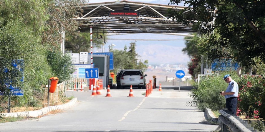 Έκρυβε στο πορτμπαγκάζ 20χρονο και επιχείρησε να περάσει από τα κατεχόμενα