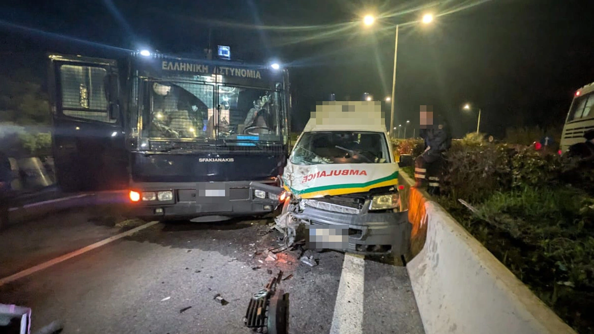 Εγινε και αυτό στην Ελλάδα: Ασθενοφόρο έπεσε πάνω σε κλούβα της Αστυνομίας