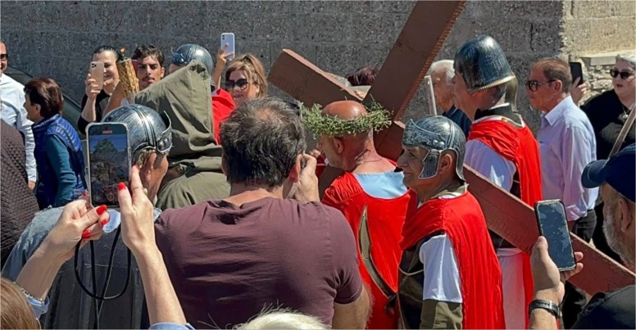 &Sigma;&tau;&alpha; &beta;ή&mu;&alpha;&tau;&alpha; &tau;&omicron;&upsilon; &Iota;&eta;&sigma;&omicron;ύ: &Tau;&omicron; &iota;&delta;&iota;&alpha;ί&tau;&epsilon;&rho;&omicron; &pi;&alpha;&sigma;&chi;&alpha;&lambda;&iota;&nu;ό έ&theta;&iota;&mu;&omicron; &tau;&omicron;&upsilon; &Kappa;ά&theta;&eta;&kappa;&alpha; &pi;&omicron;&upsilon; &kappa;&rho;&alpha;&tau;ά &zeta;&omega;&nu;&tau;&alpha;&nu;ή &tau;&eta;&nu; &pi;&alpha;&rho;ά&delta;&omicron;&sigma;&eta; - &Delta;&epsilon;ί&tau;&epsilon; &phi;&omega;&tau;&omicron;&gamma;&rho;&alpha;&phi;ί&epsilon;&sigmaf;