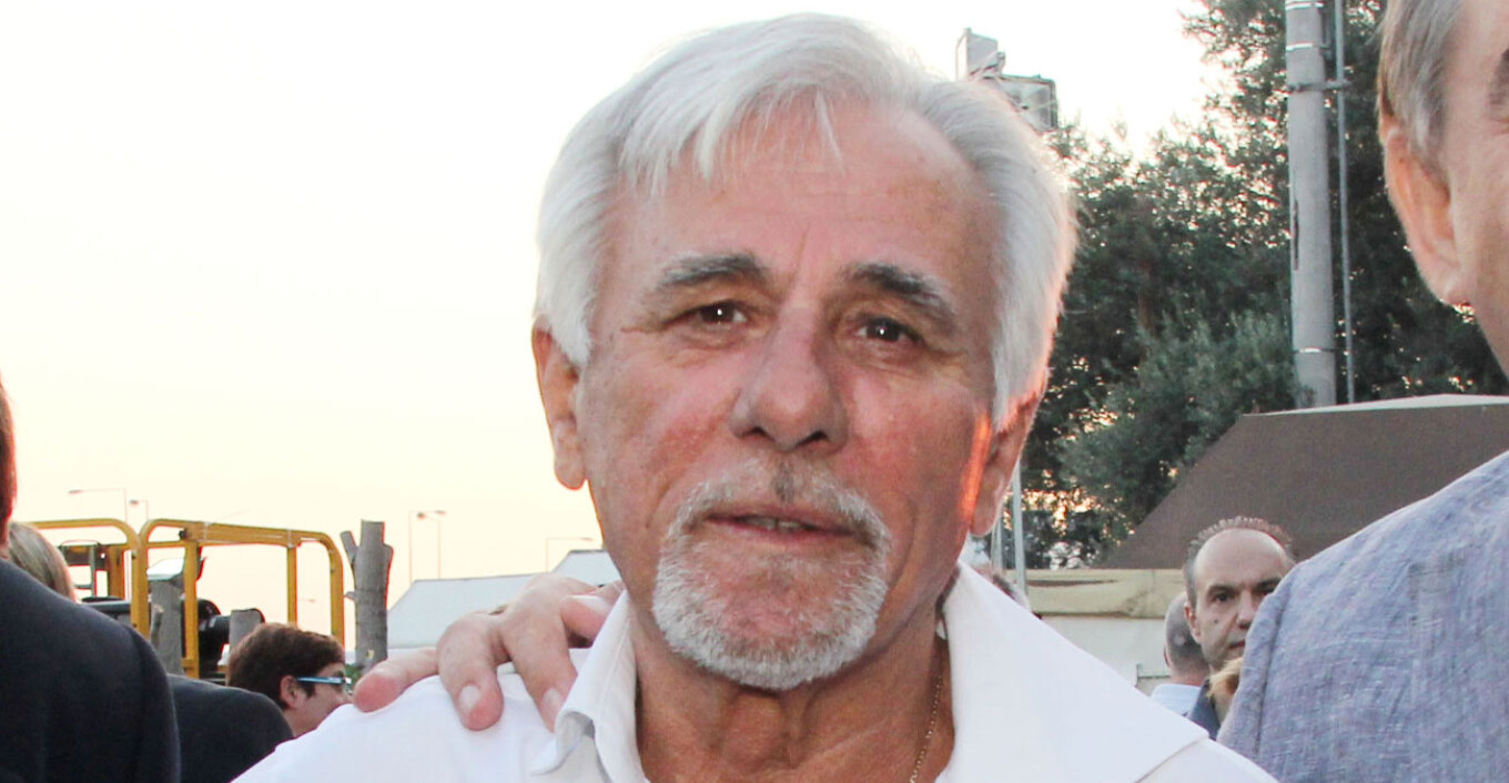 &Theta;&lambda;ί&psi;&eta; &sigma;&tau;&eta;&nu; &Epsilon;&lambda;&lambda;ά&delta;&alpha;: &Pi;έ&theta;&alpha;&nu;&epsilon; &omicron; &delta;&eta;&mu;&omicron;&sigma;&iota;&omicron;&gamma;&rho;ά&phi;&omicron;&sigmaf; &Sigma;&pi;ύ&rho;&omicron;&sigmaf; &Kappa;&alpha;&rho;&alpha;&tau;&zeta;&alpha;&phi;έ&rho;&eta;&sigmaf;