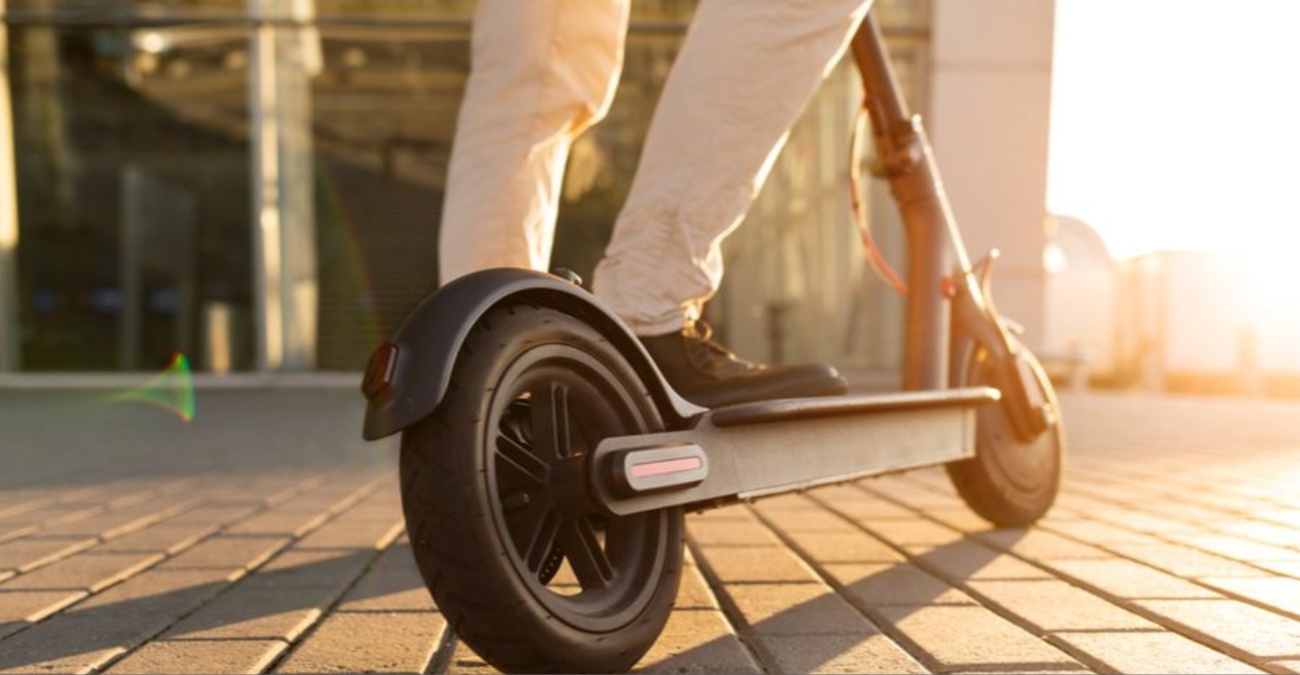 &laquo;&Phi;&rho;έ&nu;&omicron;&raquo; ή &laquo;&gamma;&kappa;ά&zeta;&iota;&raquo; &sigma;&tau;&alpha; e-scooters; &Omicron;&iota; &delta;ύ&omicron; &epsilon;&kappa; &delta;&iota;&alpha;&mu;έ&tau;&rho;&omicron;&upsilon; &alpha;&nu;&tau;ί&theta;&epsilon;&tau;&epsilon;&sigmaf; &pi;&rho;&omicron;&tau;ά&sigma;&epsilon;&iota;&sigmaf; &pi;&omicron;&upsilon; &phi;&tau;ά&nu;&omicron;&upsilon;&nu; &sigma;&tau;&eta; &Beta;&omicron;&upsilon;&lambda;ή