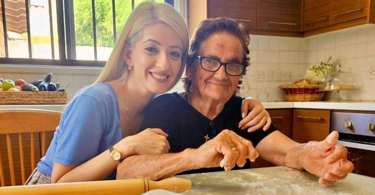 Αννίτα Δημητρίου ζυμώνει φλαούνες με την γιαγιά της Αννα στο πατρικό της στους Τρούλλους - Δείτε φωτογραφία
